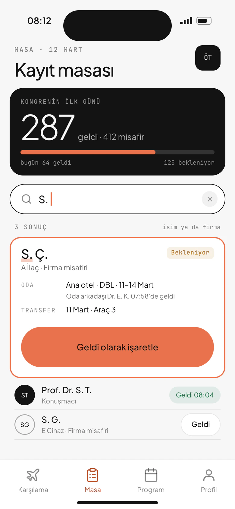 Temsili telefon ekranı: kayıt masasında misafir adıyla aranıyor ve “geldi” olarak işaretleniyor.